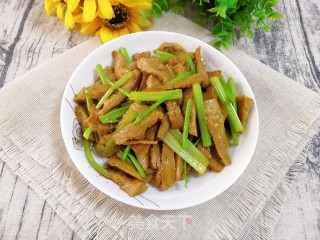 芹菜炒面筋的做法步骤：10