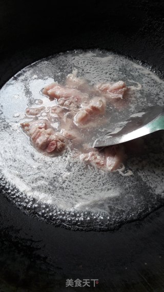 菠萝烧排骨的做法步骤：1