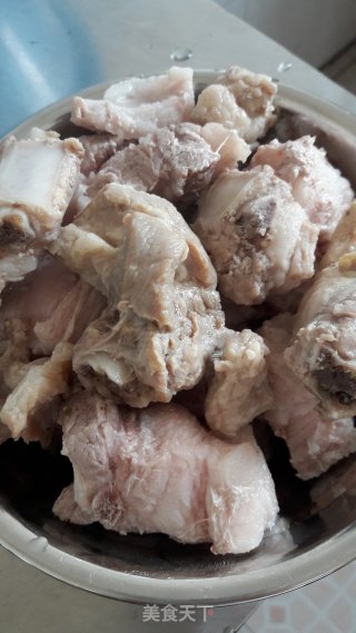 菠萝烧排骨的做法步骤：2