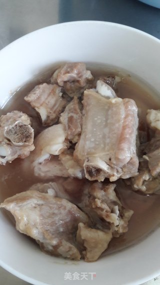 排骨煮蕨菜的做法步骤：2