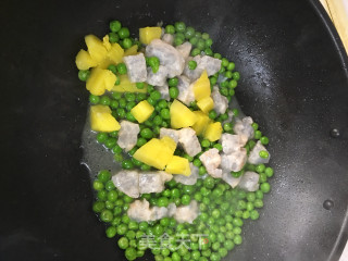 豌豆菠萝炒虾滑的做法步骤：6