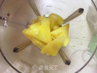 鲜榨菠萝汁的做法步骤：3