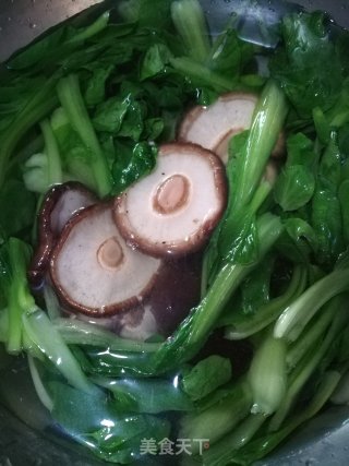 香菇青菜的做法步骤：1