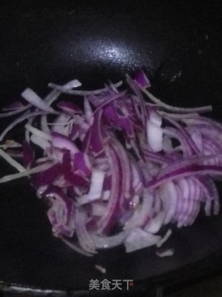 芹菜菌菇的做法步骤：2