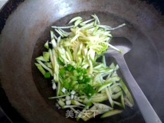 西葫芦紫菜蛋花汤的做法步骤：4
