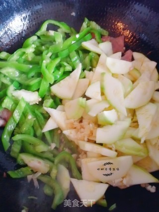尖椒角瓜炒肉的做法步骤：4