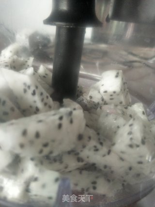 火龙果雪碧果饮的做法步骤：2