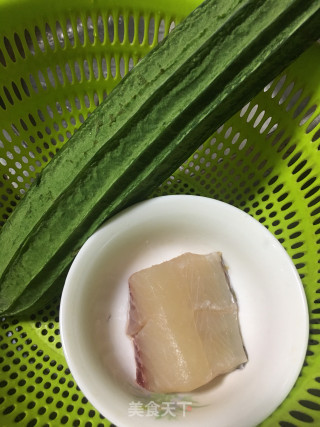 一鱼两食丝瓜鱼片汤的做法步骤：1