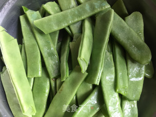 酱香土豆焖长扁豆的做法步骤：2