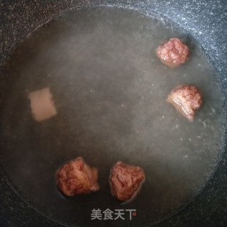 鸡毛菜肉丸汤的做法步骤：1