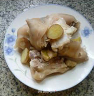 花生米烧猪蹄的做法步骤：2