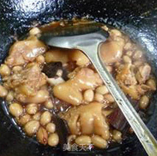花生米烧猪蹄的做法步骤：12