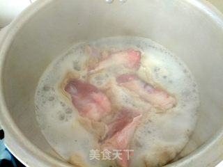 大骨头炖藕的做法步骤：3