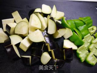 青椒茄子的做法步骤：1
