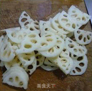 麻辣香肠炒莲藕的做法步骤：5