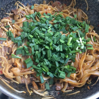 牛肉炒河粉的做法步骤：8