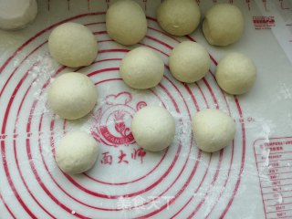 二合面葡萄干红枣卷的做法步骤：7
