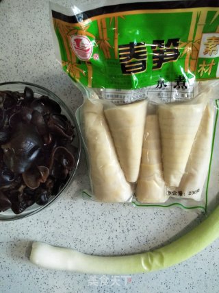春笋炒木耳的做法步骤：1