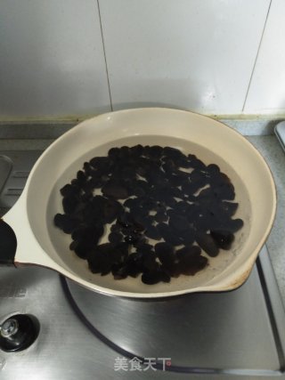 春笋炒木耳的做法步骤：2