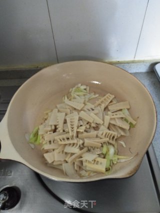 春笋炒木耳的做法步骤：8
