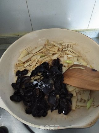 春笋炒木耳的做法步骤：10