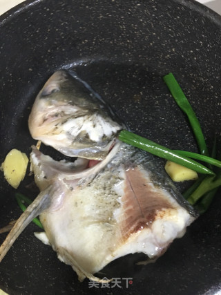 蚕豆瓣豆腐烧鱼头的做法步骤：4