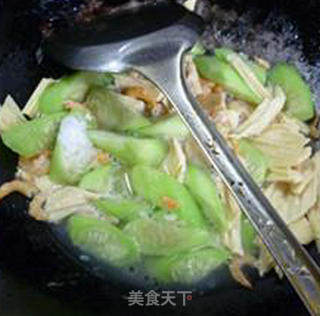 开洋腐竹炒丝瓜的做法步骤：9