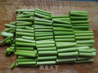 蒜苔炒虾干的做法步骤：2