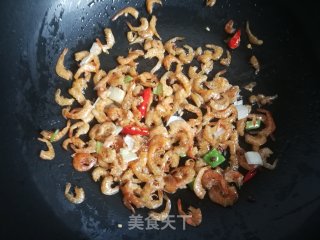 蒜苔炒虾干的做法步骤：5