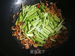 蒜苔炒虾干的做法步骤：7