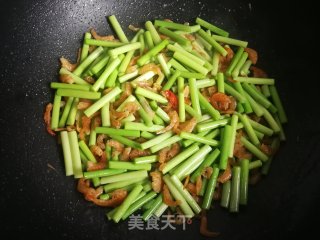 蒜苔炒虾干的做法步骤：8