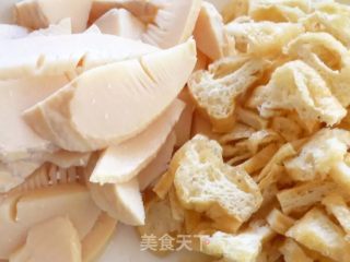 春笋焖饭的做法步骤：1