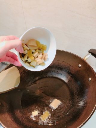 香芹爆炒鸡大肠的做法步骤：2