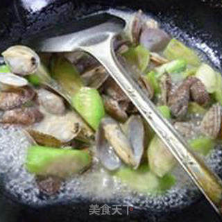 丝瓜炒花蛤的做法步骤：6