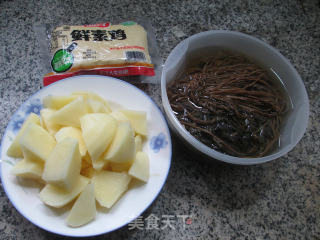 梅干菜土豆烧鲜素鸡的做法步骤：1