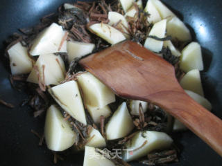梅干菜土豆烧鲜素鸡的做法步骤：6
