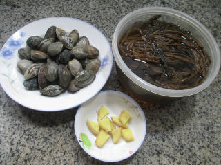 梅干菜炒花蛤的做法步骤：1