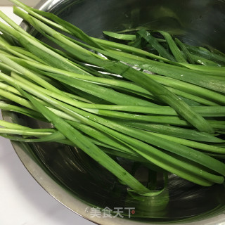 韭菜炒明虾的做法步骤：2