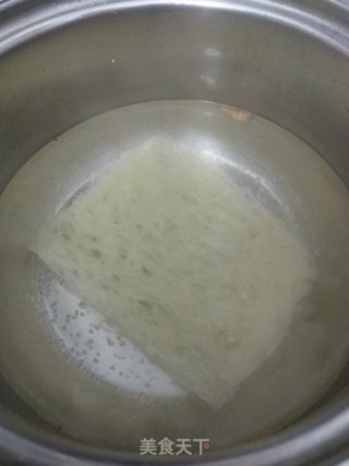 胡萝卜粉丝汤的做法步骤：2