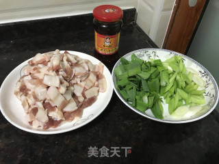老干妈炒五花肉的做法步骤：1