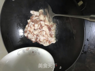 老干妈炒五花肉的做法步骤：3