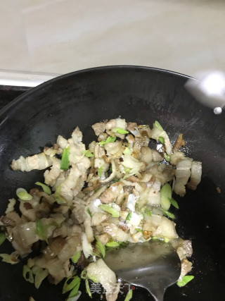 老干妈炒五花肉的做法步骤：4