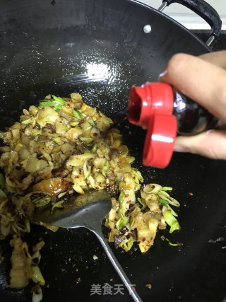 老干妈炒五花肉的做法步骤：6