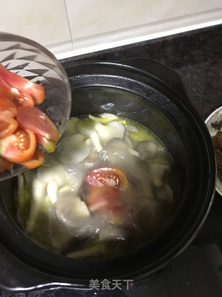牛骨平菇番茄汤的做法步骤：2