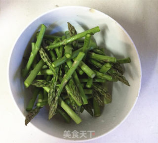 蒜香蚝油芦笋的做法步骤：1