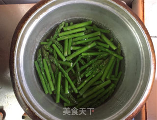 蒜香蚝油芦笋的做法步骤：2