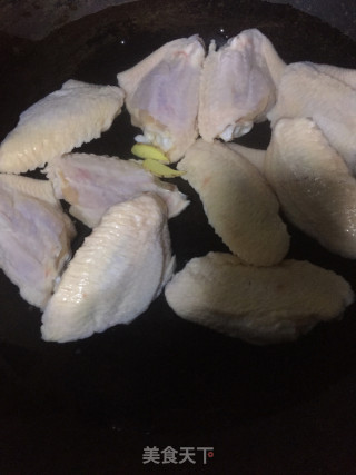红烧鸡翅的做法步骤：2