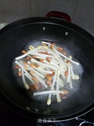 炒花生芽的做法步骤：2