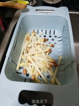 炒花生芽的做法步骤：3