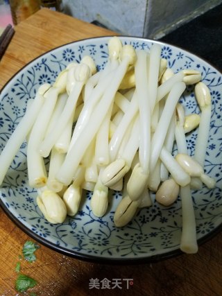 炒花生芽的做法步骤：4
